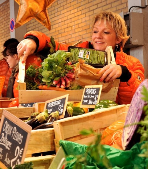 Karine Bondu, détaillant Un Amour de Fruit, détaillant sur le marché de Talensac à Nantes